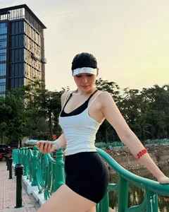 Stunning Fitness Enthusiast Captures Attention While Running at West Lake - image 4
