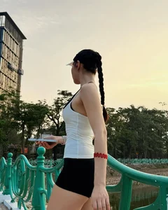 Stunning Fitness Enthusiast Captures Attention While Running at West Lake - image 8