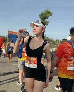 Stunning Fitness Enthusiast Captures Attention While Running at West Lake - image 6