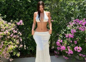 Stunning Hourglass Figure: Exploring the Allure of South Korea's Newest Social Media Fashion Influencer - image 4