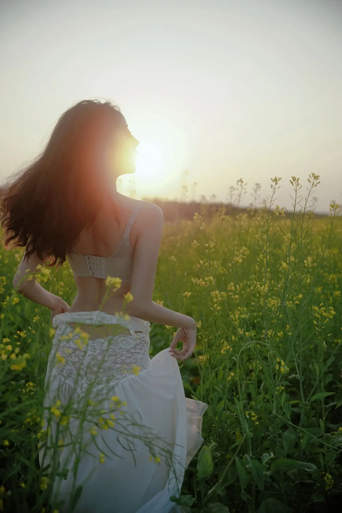 Man Jiao YiTuYu Vol.8529: Ethereal Beauty Reflected in Nature's Gentle Embrace