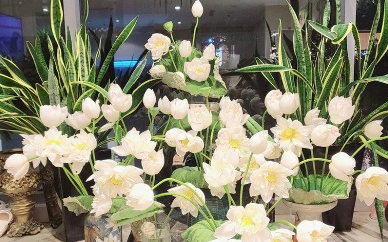 Inside the Stunning Flower-Filled Home of Famous Actor Manh Truong