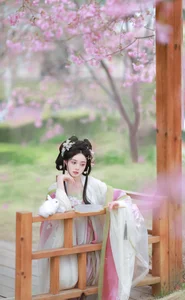 Nu Li Hua Zhuang De Sui Sui: A Journey Through YiTuYu Art Language Vol.6610 - image 5