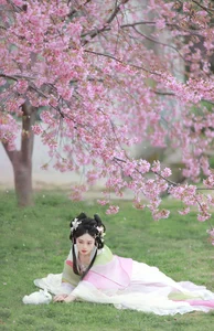 Nu Li Hua Zhuang De Sui Sui: A Journey Through YiTuYu Art Language Vol.6610 - image 4