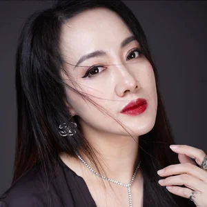 Vietnamese MC Hoài Anh: Timeless Beauty Beyond the Camera Lens - image 3