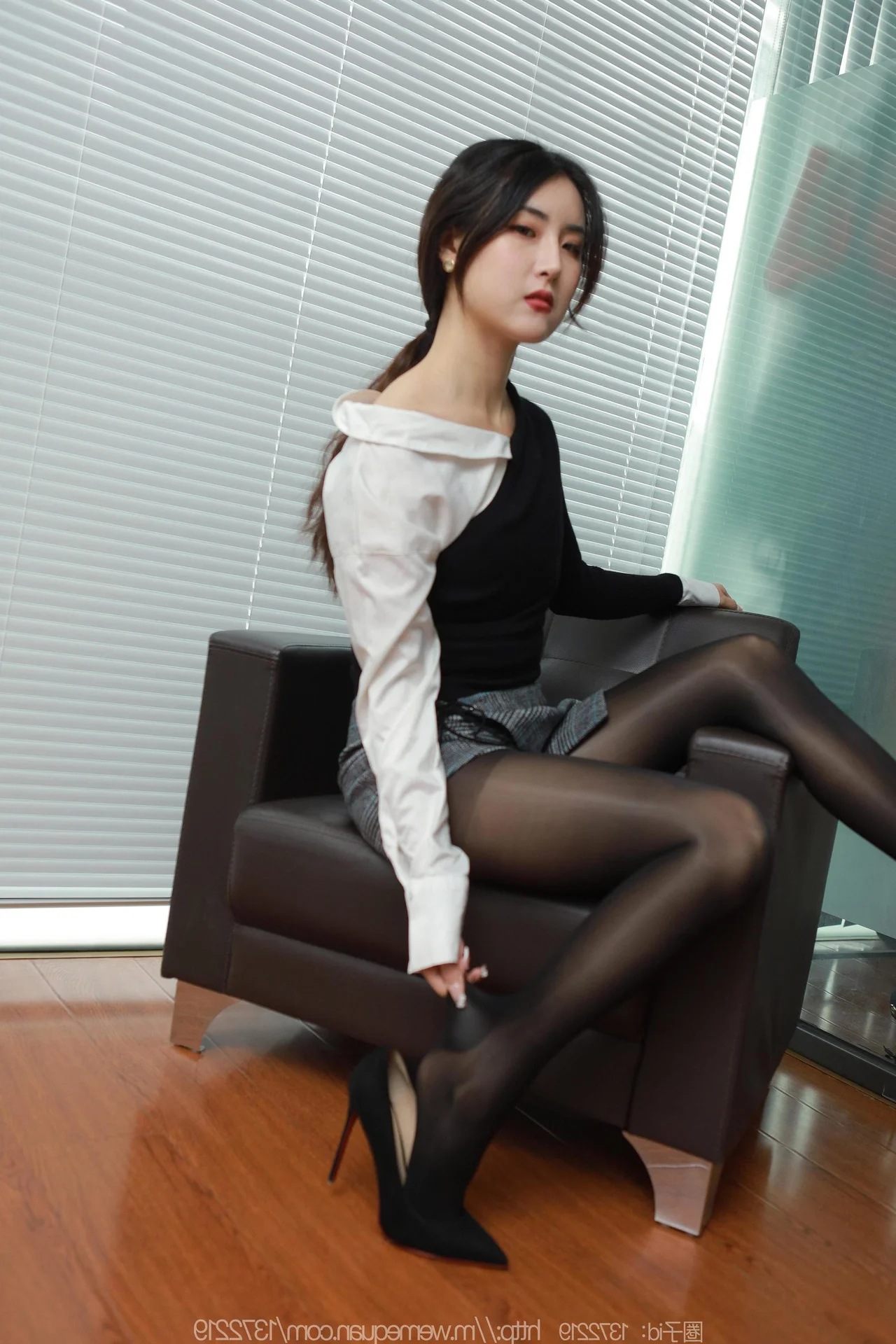 IESS Gallery: Xiaobao Featuring Shiny High Heels - Professional Fashion and Leg Modeling Series
