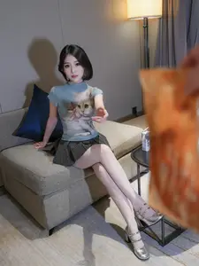 XiuRen Model Zhi Zhi: Adorable Moments of the 'Chicken-Loving Girl' - Part 1 - image 2