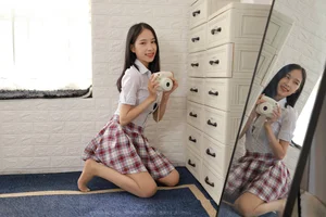 IESS Model Meizi Presents Campus Style Short Skirt Fashion Set - image 9