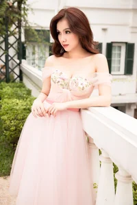 Elegant Beauty Gallery: The Timeless Charm and Sophistication of Thùy Lâm - image 10