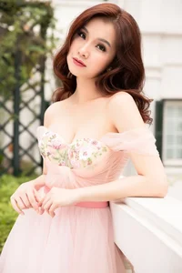 Elegant Beauty Gallery: The Timeless Charm and Sophistication of Thùy Lâm - image 8