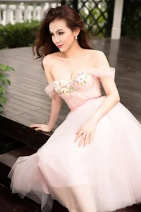 Elegant Beauty Gallery: The Timeless Charm and Sophistication of Thùy Lâm - image 19