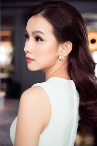 Elegant Beauty Gallery: The Timeless Charm and Sophistication of Thùy Lâm - image 16