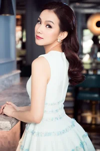Elegant Beauty Gallery: The Timeless Charm and Sophistication of Thùy Lâm - image 2