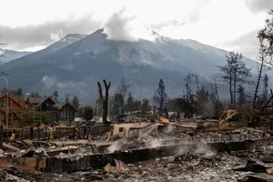 Devastating Wildfires Ravage Famous Tourist Town: A Visual Report on the Environmental Impact - image 3
