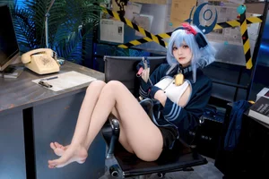 Stunning Amau Ako Cosplay by Jiu Qi Miao: A Masterpiece of Blue Archive Art - image 3