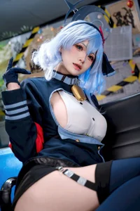 Stunning Amau Ako Cosplay by Jiu Qi Miao: A Masterpiece of Blue Archive Art - image 13