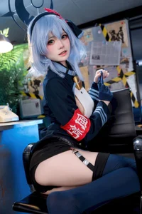 Stunning Amau Ako Cosplay by Jiu Qi Miao: A Masterpiece of Blue Archive Art - image 4