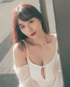 Influencer Shuts Down Critics Questioning Her Natural Beauty with Convincing Proof - image 6