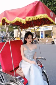 Hai Phong Beauty Sets Summer Trends with Radiant Skin and Elegant Swimwear - image 9