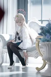 Ethereal Beauty: Coser Lunananya as Kirifuji Nagisa from Blue Archive - A Captivating Portrayal - image 5