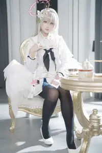 Ethereal Beauty: Coser Lunananya as Kirifuji Nagisa from Blue Archive - A Captivating Portrayal - image 7