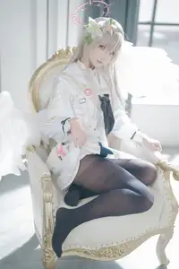 Ethereal Beauty: Coser Lunananya as Kirifuji Nagisa from Blue Archive - A Captivating Portrayal - image 8