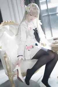 Ethereal Beauty: Coser Lunananya as Kirifuji Nagisa from Blue Archive - A Captivating Portrayal - image 12