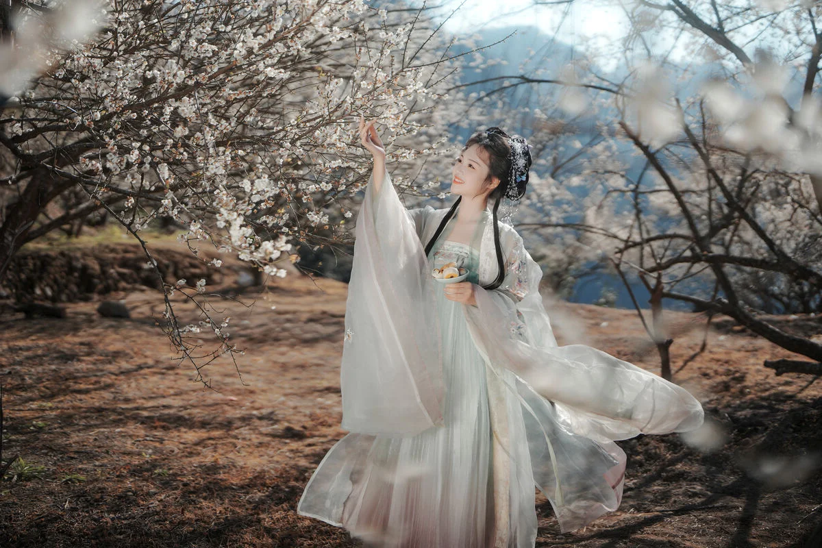 YiTuYu Art Language Vol.10211: Yang Yang Yang Ya Exclusive Photo Gallery