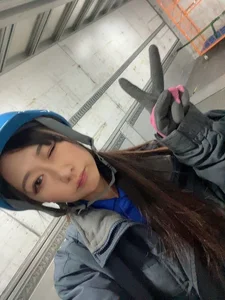 Breaking Stereotypes: The Viral Story of the Stunning Female Truck Driver Taking Social Media by Storm - image 3