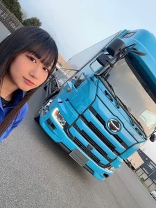 Breaking Stereotypes: The Viral Story of the Stunning Female Truck Driver Taking Social Media by Storm - image 6