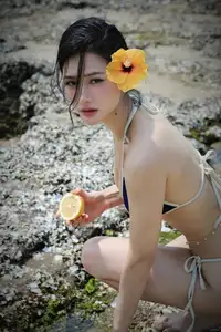 Tran Ngoc Bich: Alluring Beauty & Chic Style in a Vibrant Silk Dress - image 4