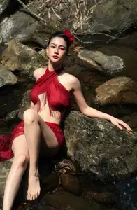 Tran Ngoc Bich: Alluring Beauty & Chic Style in a Vibrant Silk Dress - image 2