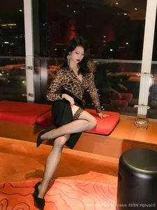 Elegant Portrait Photography: Mei Gui Wo Ai Ni in XiuRen No.10901 – A Stunning Modern Fashion and Lifestyle Collection - image 2