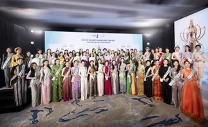 Elegant Modern Outfits Inspired by Traditional Ethnic Culture: A Fusion of Heritage and High Fashion - image 7
