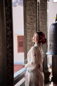 Graceful Vietnamese Ao Dai Beauty in Ancient Architecture - image 1