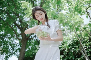 Elegant Summer Portraiture: Lin Miao Xin in YiTuYu Art Language Vol.9107 – Captured in Soft Sunlight and Natural Shadows - image 7