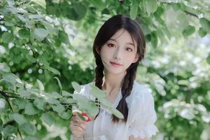 Elegant Summer Portraiture: Lin Miao Xin in YiTuYu Art Language Vol.9107 – Captured in Soft Sunlight and Natural Shadows - image 27