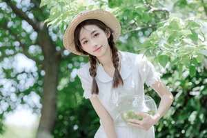 Elegant Summer Portraiture: Lin Miao Xin in YiTuYu Art Language Vol.9107 – Captured in Soft Sunlight and Natural Shadows - image 0