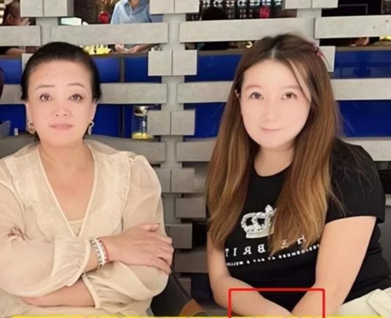 Celebrity Drama: Wang Xiaofei’s New Relationship Sparks Intense Online Debate Over Beauty Standards