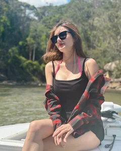 Le Khanh Chi: Embracing Confidence and Fitness Through Stunning Beachwear Style - image 5