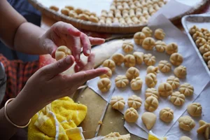 The 30-Year-Old 'Noble' Cake Shop: A Culinary Gem in Hue - image 6