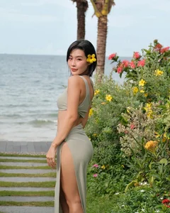 Rhymastic's Wife Lai Thanh Huyen: The Stunning Transformation of a Fashionable Mom in Bikini - image 2
