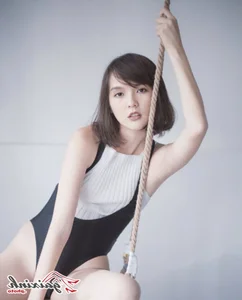 Exploring the Artistic Style and Fashion Evolution of Hai Tu: A Visual Journey into Modern Aesthetics - image 17