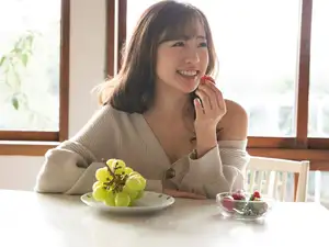 Shida Yumi: Captivating Idol's Pensive Gaze & Natural Charm - Tukuku - image 15