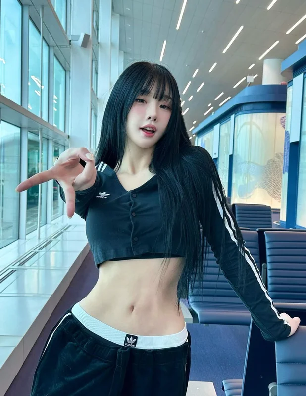 Stunning Korean Influencer Fashion: The Allure of Off-The-Shoulder Style Trends and K-Beauty Aesthetics