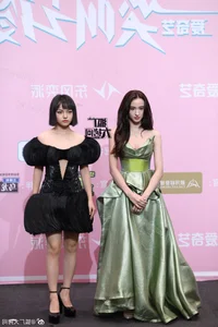 iQiyi Scream Night 2024 Red Carpet Highlights: Unique Fashion and Brilliant Chinese Celebrity Appearances - image 8