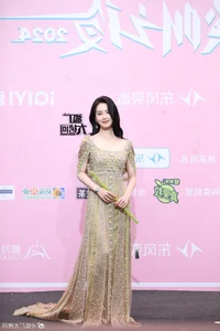 iQiyi Scream Night 2024 Red Carpet Highlights: Unique Fashion and Brilliant Chinese Celebrity Appearances - image 9