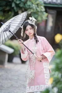 YiTuYu - Vol.8795 Yang Min Ting: Graceful Hanfu Beauty Amidst Spring Blossoms - image 12