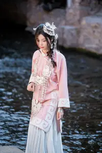 YiTuYu - Vol.8795 Yang Min Ting: Graceful Hanfu Beauty Amidst Spring Blossoms - image 2