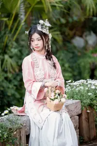 YiTuYu - Vol.8795 Yang Min Ting: Graceful Hanfu Beauty Amidst Spring Blossoms - image 0